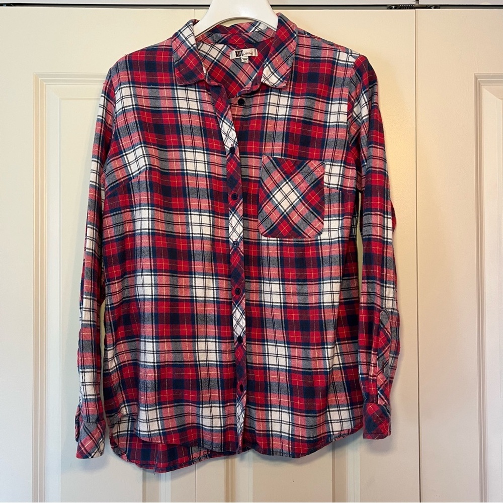 Kut from the Kloth women’s 100% cotton flannel button down pocket shirt. Size L.
